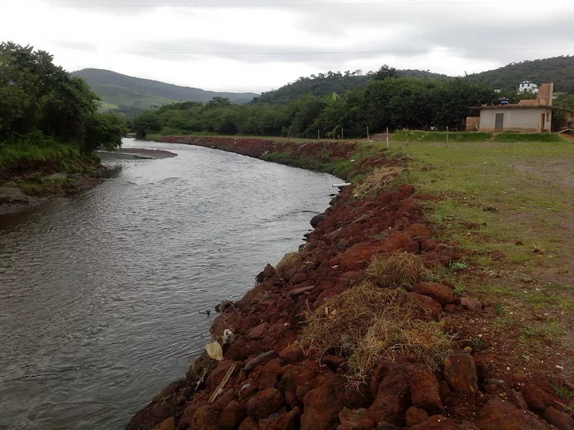 Ribeirão do Carmo, em Mariana, é contaminado com combustível após acidente Ribeirão do Carmo, em Mariana, é contaminado com combustível após acidente