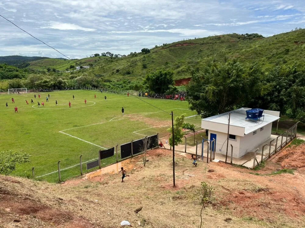 Itabira: bairro Pedreira recebe vestiário e alambrado reformados em campo de futebol