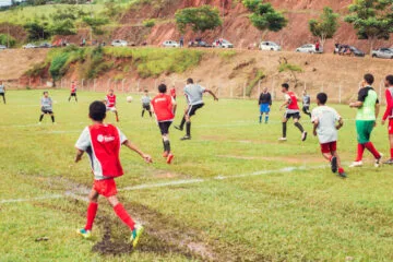 Itabira: bairro Pedreira recebe vestiário e alambrado reformados em campo de futebol