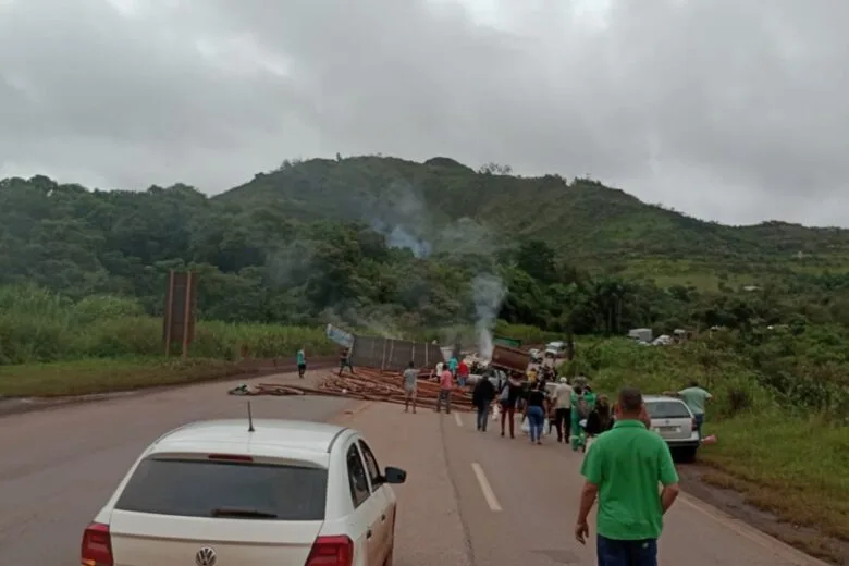 Acidente entre carretas interdita BR-040, em Congonhas