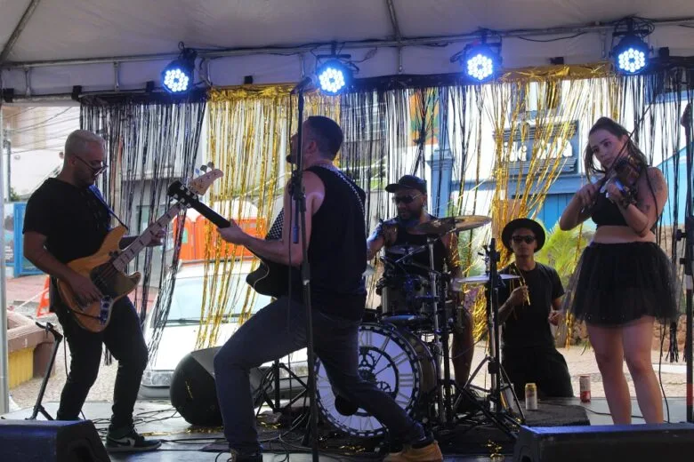 Carnaval de Itabira: muito rock and roll no paredão da rua Tiradentes; confira a galeria de fotos Carnaval de Itabira: muito rock and roll no paredão da rua Tiradentes; confira a galeria de fotos