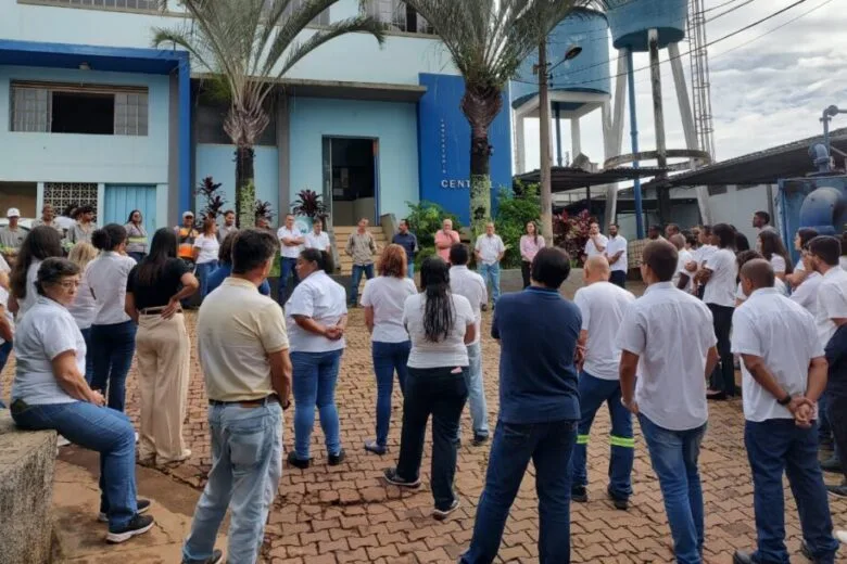 Carlos Carmelo e Marco Antônio fazem reunião para levar “segurança aos servidores em relação a mudança no comando” do Saae Carlos Carmelo e Marco Antônio fazem reunião para levar “segurança aos servidores em relação a mudança no comando” do Saae