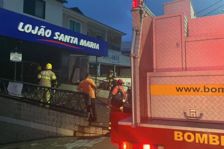 Incêndio destrói comércio em Rio Piracicaba Incêndio destrói comércio em Rio Piracicaba
