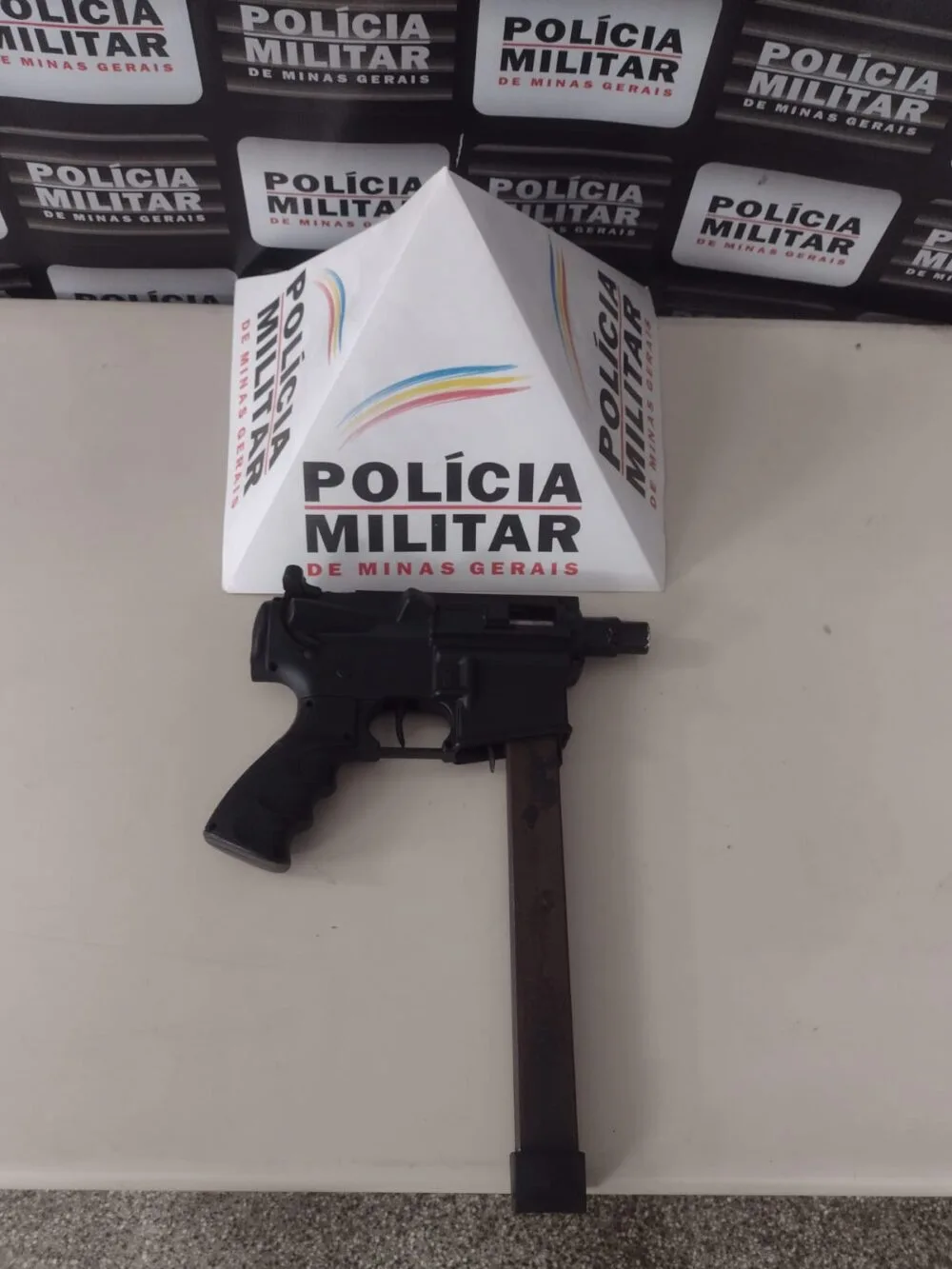 Homem é preso com submetralhadora artesanal, em João Monlevade