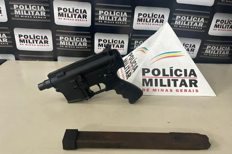 Homem é preso com submetralhadora artesanal, em João Monlevade Homem é preso com submetralhadora artesanal, em João Monlevade