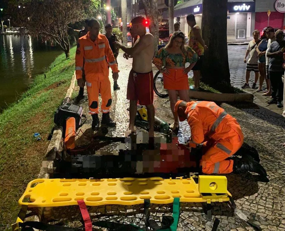 Bombeiros resgatam com vida vítima de afogamento, em Sete Lagoas