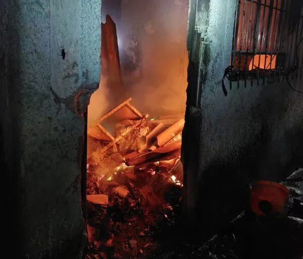 Governador Valadares: homem ateia fogo para retirada de cobre e morre em incêndio Governador Valadares: homem ateia fogo para retirada de cobre e morre em incêndio