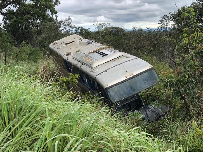 Ônibus que transportava trabalhadores rurais do Ceará para Minas Gerais cai em barranco na BR-365