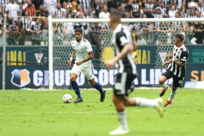 Atlético-MG abre 2 a 0, mas Cruzeiro marca aos 49min e busca empate na final do Mineiro