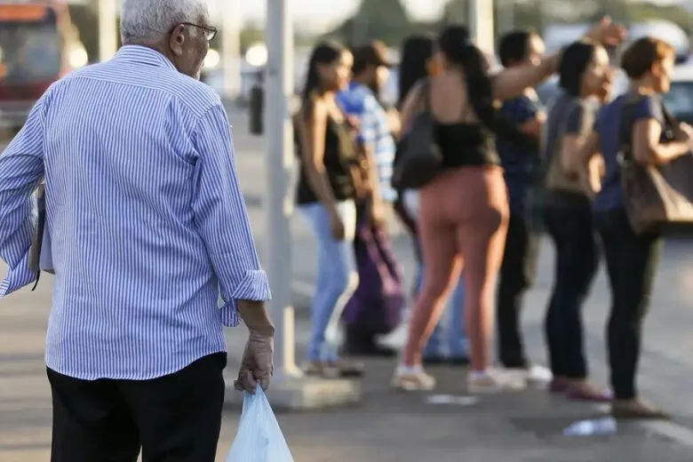 Governo antecipa 13º salário de aposentados e pensionistas; saiba quando acontece o pagamento Governo antecipa 13º salário de aposentados e pensionistas; saiba quando acontece o pagamento