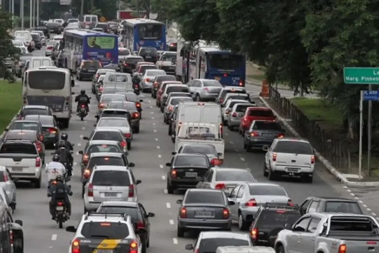 Licenciamento anual para veículos com placas de final 4, 5 e 6 começa a ser exigido na terça-feira