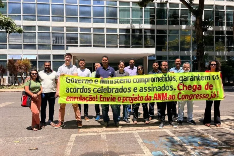 Projeto de Lei que equipara salários de servidores da ANM é encaminhado ao Congresso Projeto de Lei que equipara salários de servidores da ANM é encaminhado ao Congresso