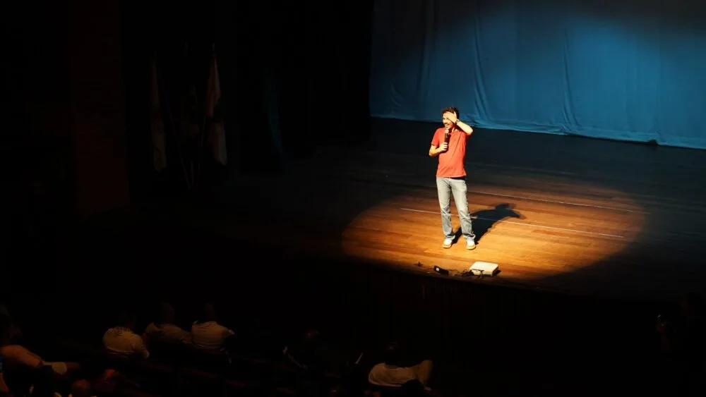 Antes da primeira sessão de stand up comedy, o presidente do Sindicato Metabase, André Viana Madeira, discursou e enfatizou a importância de valorizar as conquistas trabalhistas, lembrando as lutas históricas por melhores condições no ambiente laboral. “O trabalhador trabalha para viver e não viver para o trabalho”, ressaltou.