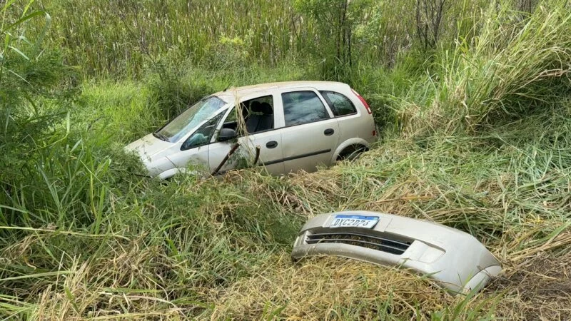 Motorista perde controle e carro capota na BR-474, em Caratinga Motorista perde controle e carro capota na BR-474, em Caratinga