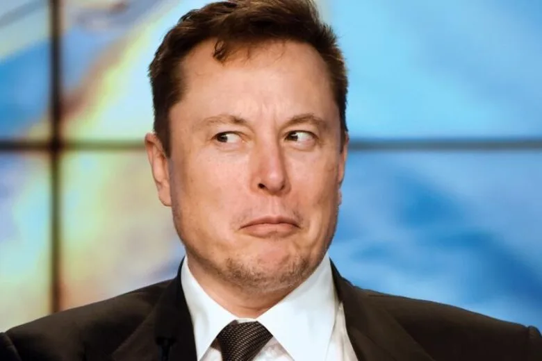 Idosa perde R$4 mil em golpe após acreditar que namorava Elon Musk