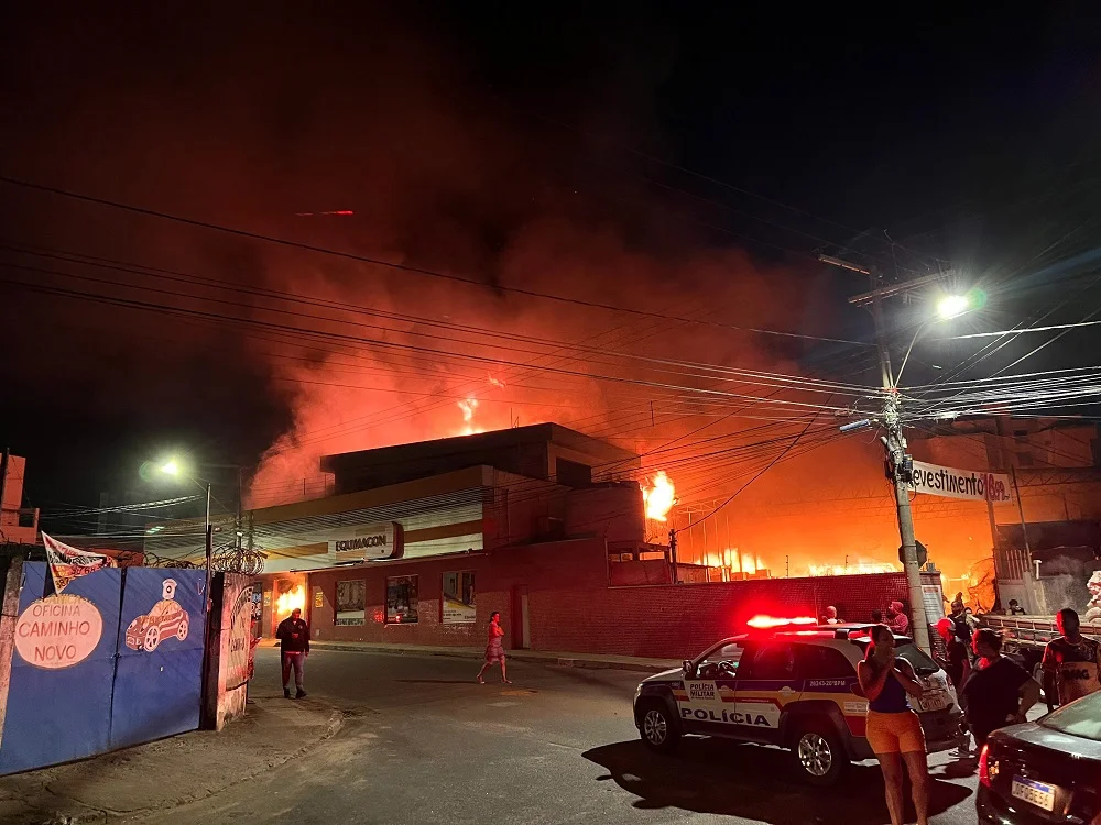 Incêndio de grandes proporções destrói depósito de materiais de construção em Itabira
