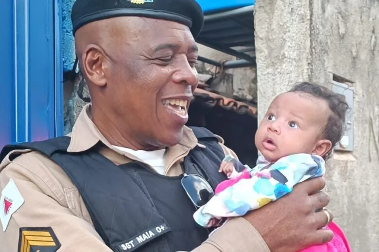 Policial Militar salva bebê engasgada com leite materno em Itabira Policial Militar salva bebê engasgada com leite materno em Itabira