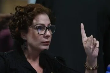 Deputada Carla Zambelli foge para os Estados Unidos
