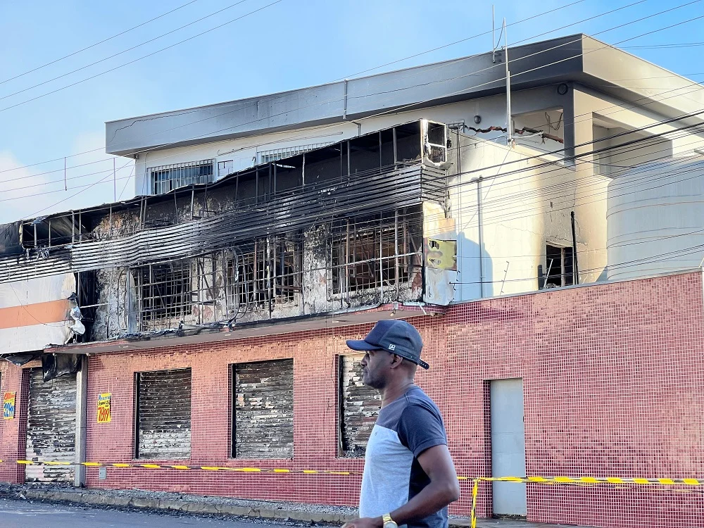 Incêndio de grandes proporções destrói depósito de materiais de construção em Itabira