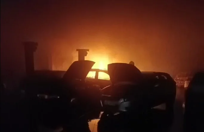 Possível incêndio criminoso em oficina mecânica em BH atinge seis carros Possível incêndio criminoso em oficina mecânica em BH atinge seis carros