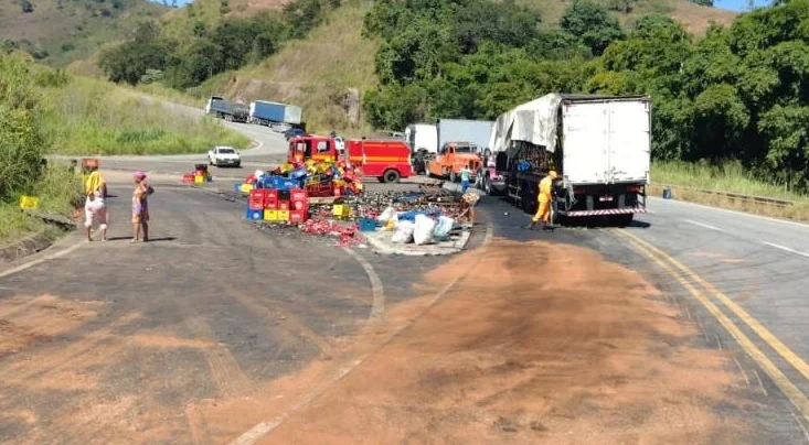 Após tombar na MG-120, carreta carregada com cerveja pega fogo; parte da carga é saqueada