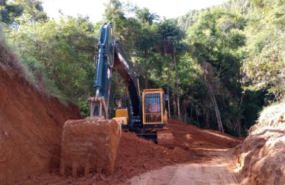 Começa a recuperação do pavimento em dois trechos de rodovias, na Zona da Mata Começa a recuperação do pavimento em dois trechos de rodovias, na Zona da Mata