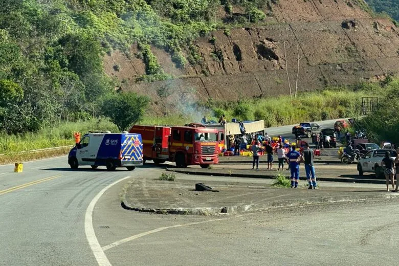 Após tombar na MG-120, carreta carregada com cerveja pega fogo; parte da carga é saqueada Após tombar na MG-120, carreta carregada com cerveja pega fogo; parte da carga é saqueada