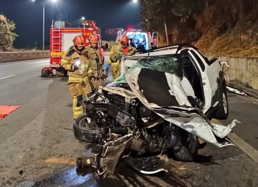 Após capotar carro na MG-010, homem é resgatado em estado grave pelos bombeiros