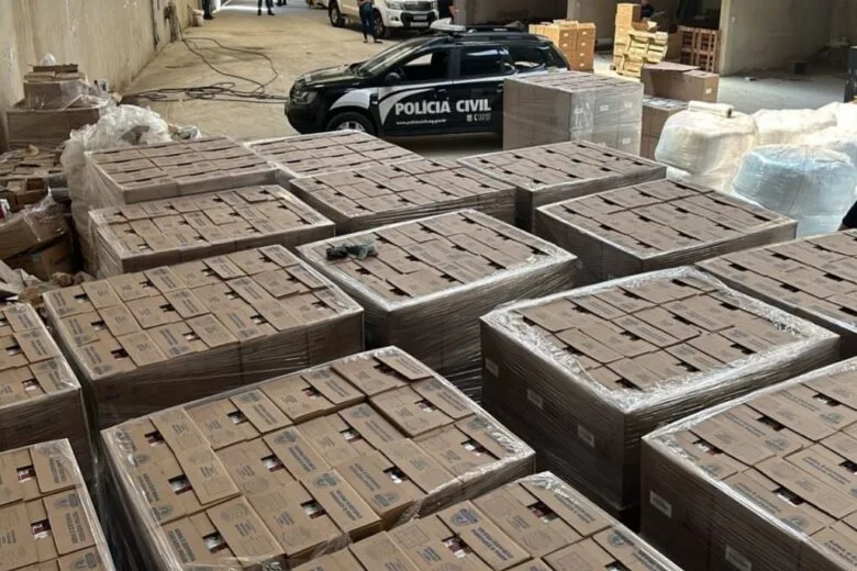 50 toneladas de sabão em pó falsificado são apreendidas em MG; seis pessoas foram presas 50 toneladas de sabão em pó falsificado são apreendidas em MG; seis pessoas foram presas