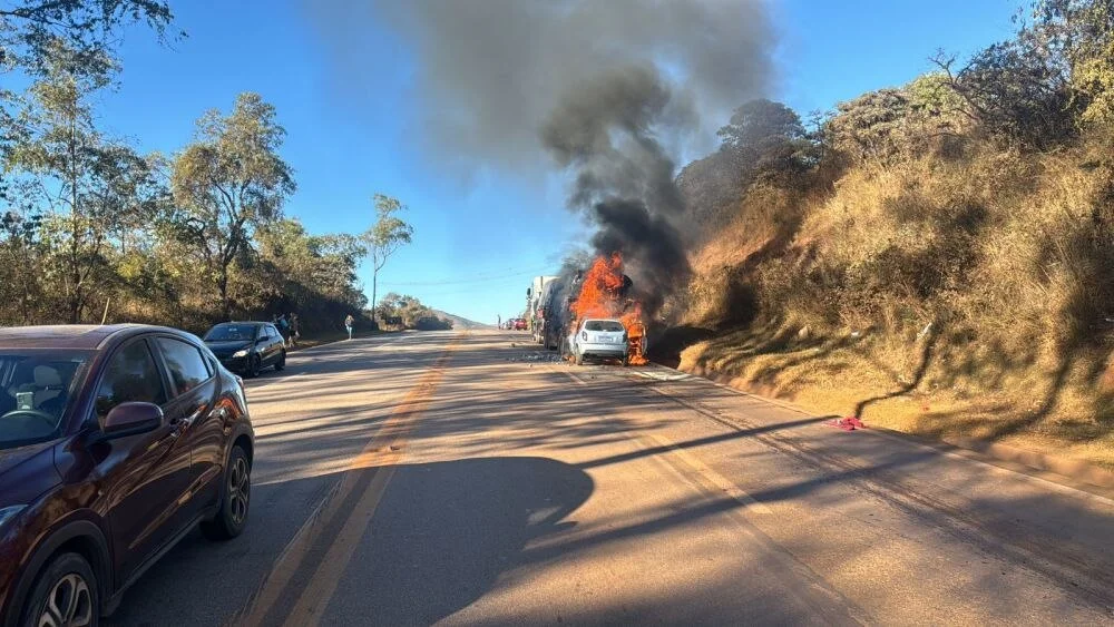 BR-040: acidente entre carro e carreta deixa quatro pessoas feridas