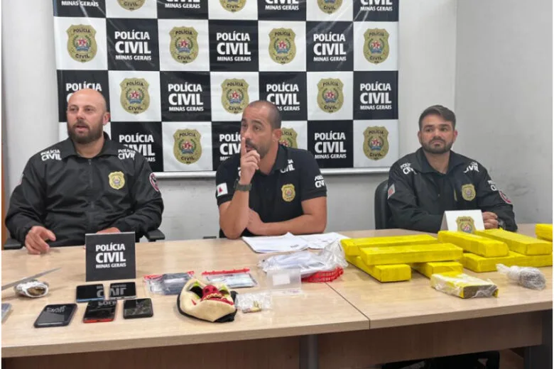 Polícia apreende 12 quilos de maconha em operação no Aglomerado da Serra, em BH Polícia apreende 12 quilos de maconha em operação no Aglomerado da Serra, em BH