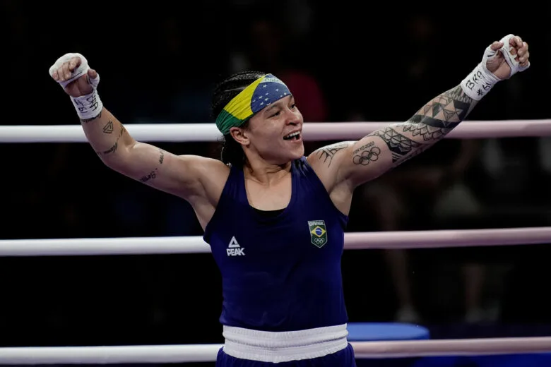 Beatriz Ferreira domina luta no boxe, avança à semi e já garante bronze nas Olimpíadas Beatriz Ferreira domina luta no boxe, avança à semi e já garante bronze nas Olimpíadas