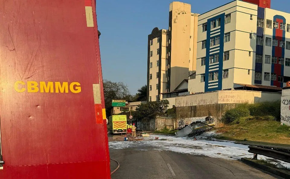 Belo Horizonte: caminhão-tanque tomba, combustível se espalha pela pista e interdita totalmente a Via Expressa