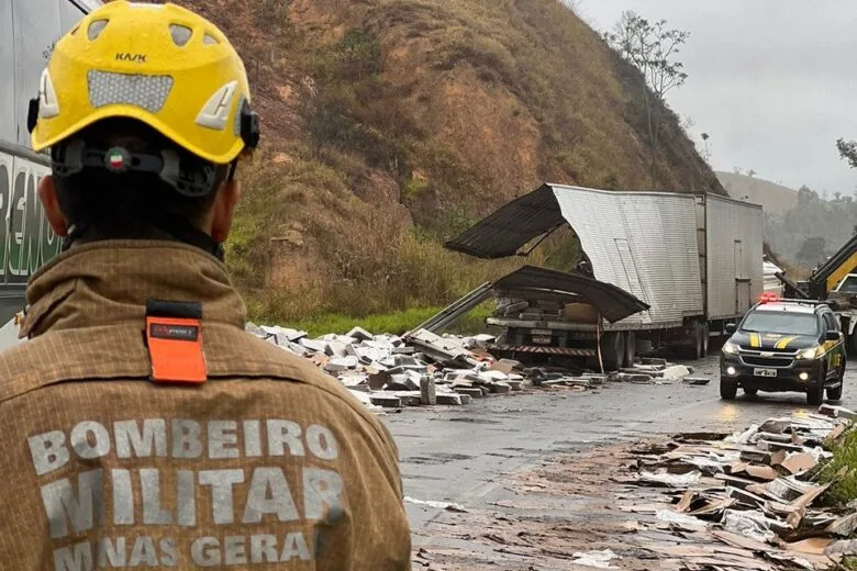 Ao menos uma pessoa morreu em acidente entre carreta, ônibus e carro na BR-116