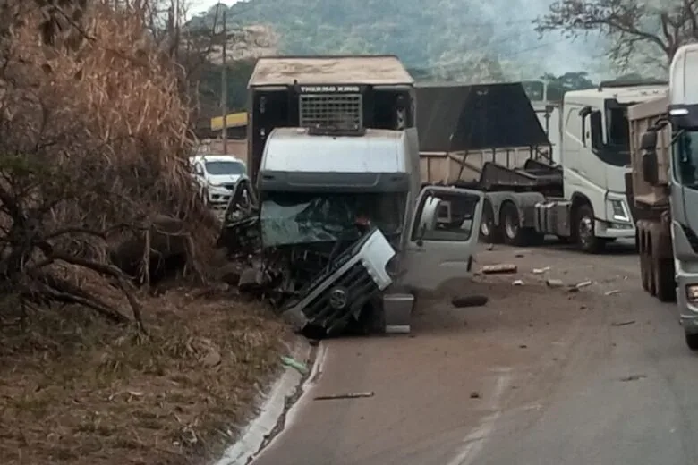 Caminhão baú atinge carros e colide contra barranco na BR-381 Caminhão baú atinge carros e colide contra barranco na BR-381