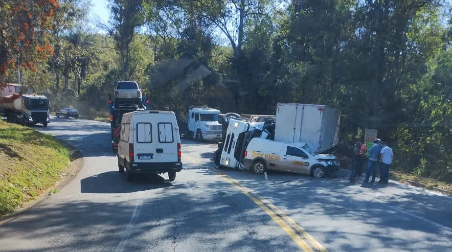 Após tombar na BR-381, carreta invade a contramão e atinge um caminhão baú e uma caminhonete