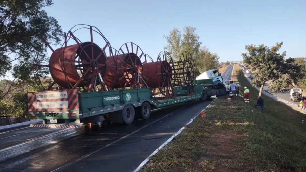 Uma pessoa morre em acidente entre caminhão baú e carreta na MGC-136, em Bocaiúva