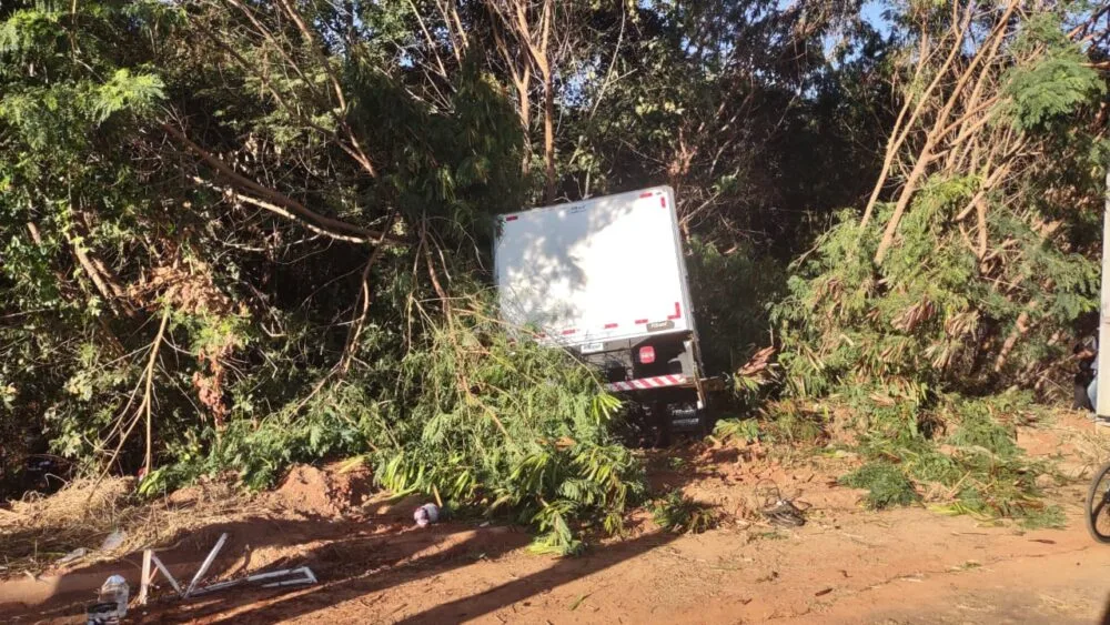 Uma pessoa morre em acidente entre caminhão baú e carreta na MGC-136, em Bocaiúva