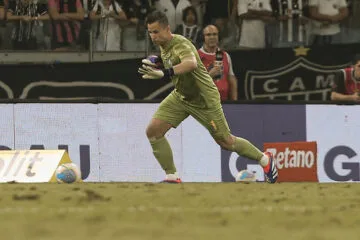 Atlético condena gritos homofóbicos da torcida contra o goleiro Fábio, do Fluminense