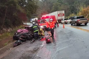 Grave acidente deixa motorista preso às ferragens e interdita BR-381 entre João Monlevade e São Gonçalo