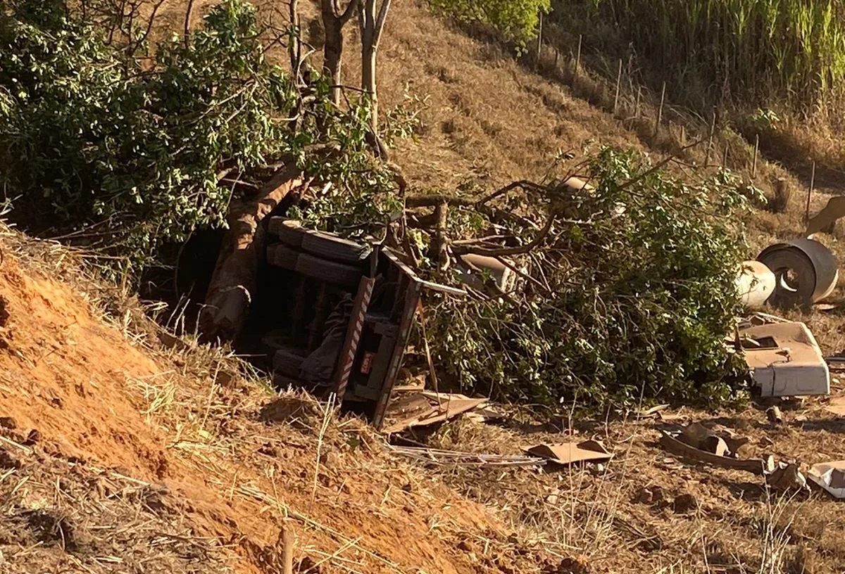 Carreta perde o freio e cai em ribanceira na BR-381; motorista fica ferido no acidente