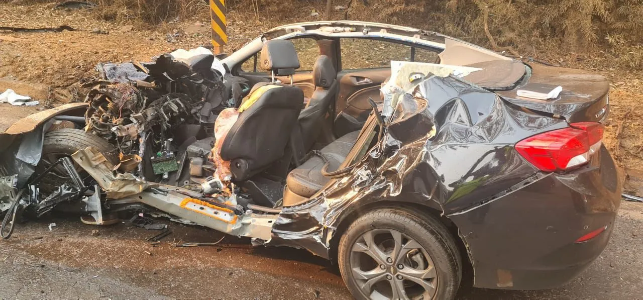 BR-040: colisão frontal entre carro e carreta deixa uma pessoa morta em Congonhas