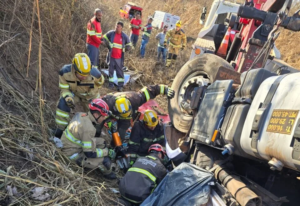 Motorista de carreta que transportava minério morre em acidente na BR-262