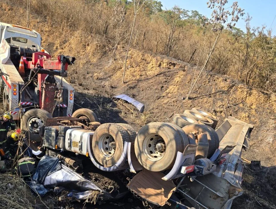 Motorista de carreta que transportava minério morre em acidente na BR-262