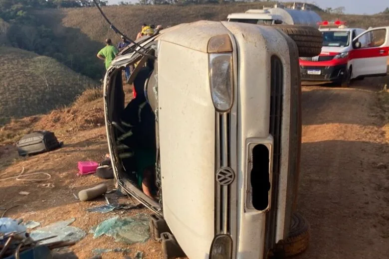 Capotamento de veículo mobiliza bombeiros e Samu em estrada rural de Minas Gerais