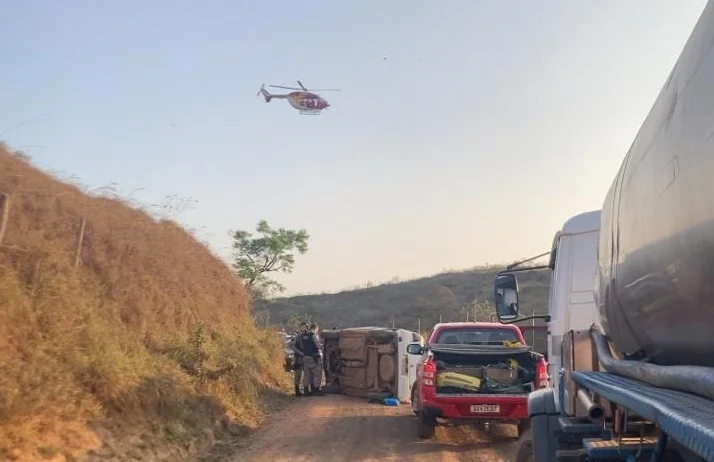 Capotamento de veículo mobiliza bombeiros e Samu em estrada rural de Minas Gerais