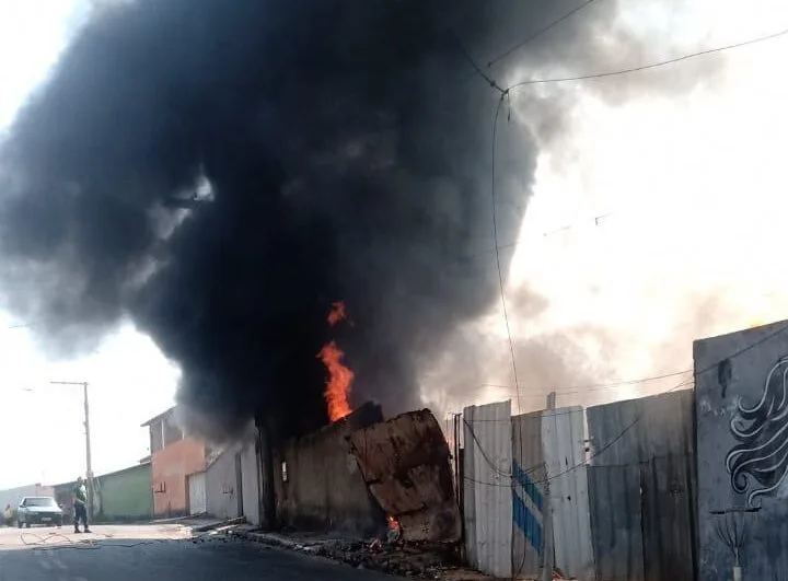 Incêndio começa em mata, se alastra para um casa e deixa outras 86 residências sem luz em Ribeirão das Neve