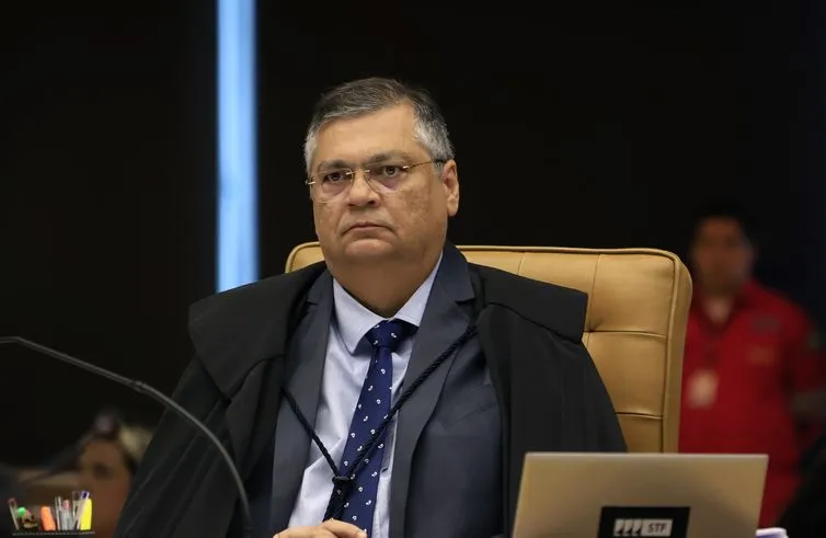 Dino rejeita alegações sobre emendas e mantém impasse