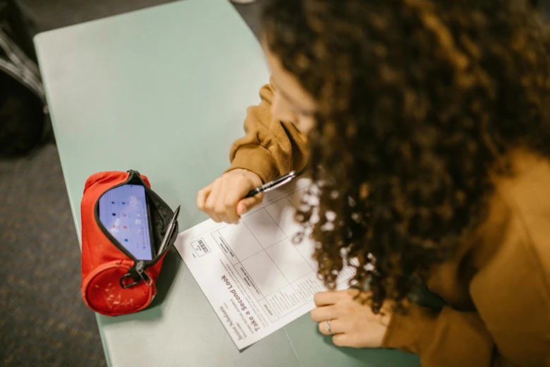 Ministério da Educação vai propor lei para proibir uso de celulares em salas de aula