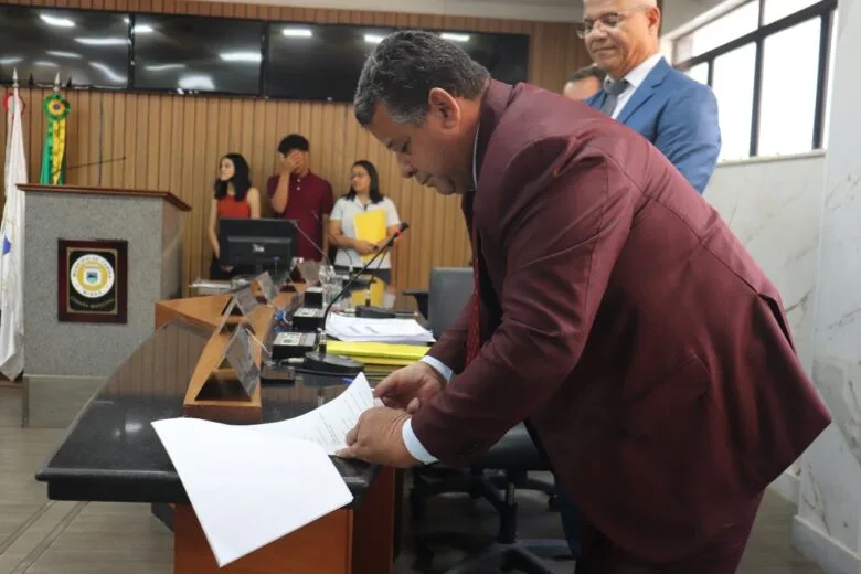 Após recusa de Marco Antônio Lage, presidente da Câmara promulga Lei de Diretrizes Orçamentárias com emendas da oposição Após recusa de Marco Antônio Lage, presidente da Câmara promulga Lei de Diretrizes Orçamentárias com emendas da oposição